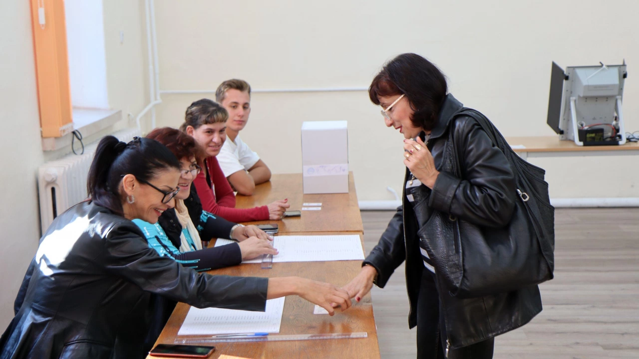 Десноцентристката партия ГЕРБ на бившия премиер Бойко Борисов печели най-много