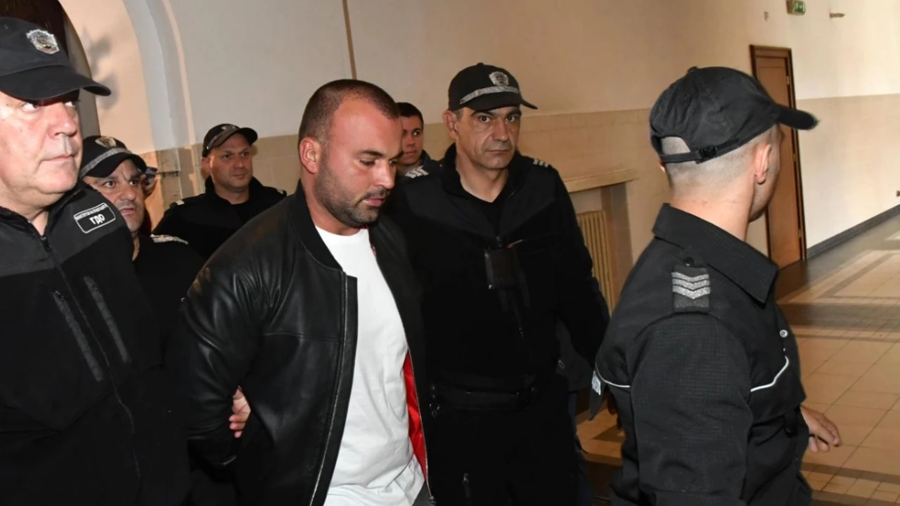 Съдът решава дали Димитър Любенов да остане в ареста На