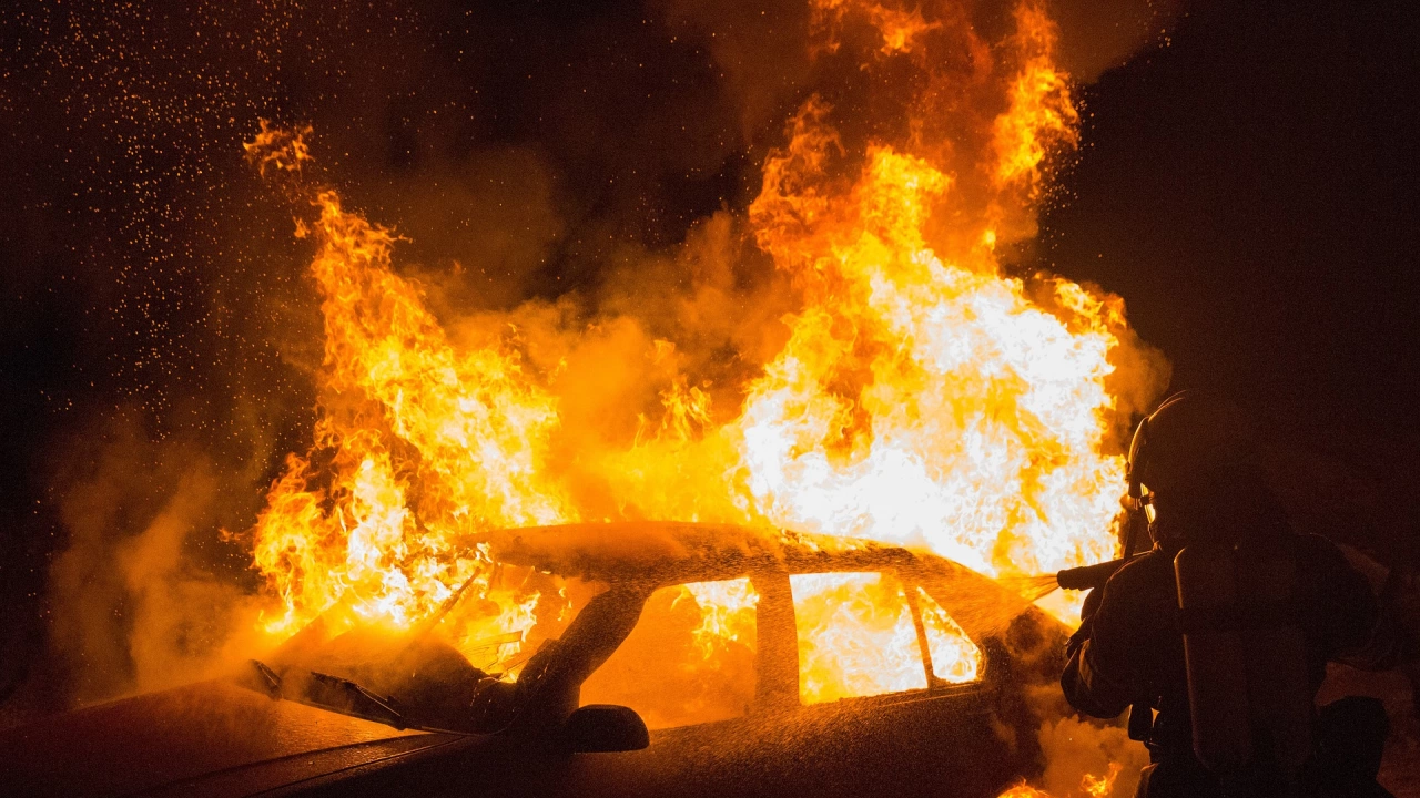 Лек автомобил Фолксваген е самокатастрофирал и е изгорял на околовръстния