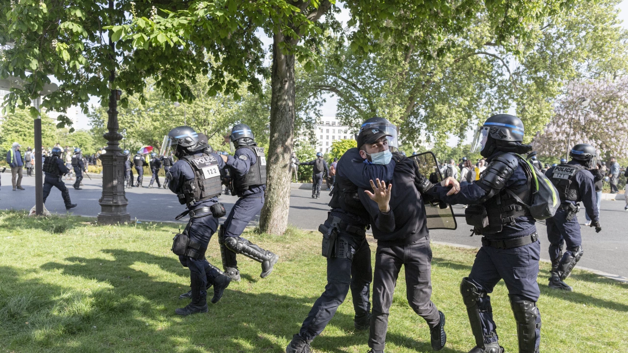 В операция с участието на хиляда служители парижката полиция разтури