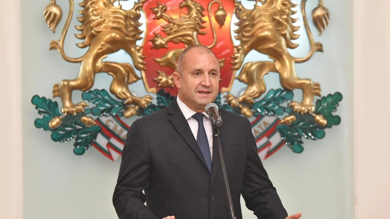 Президентът Румен Радев говори пред журналисти по време на посещението