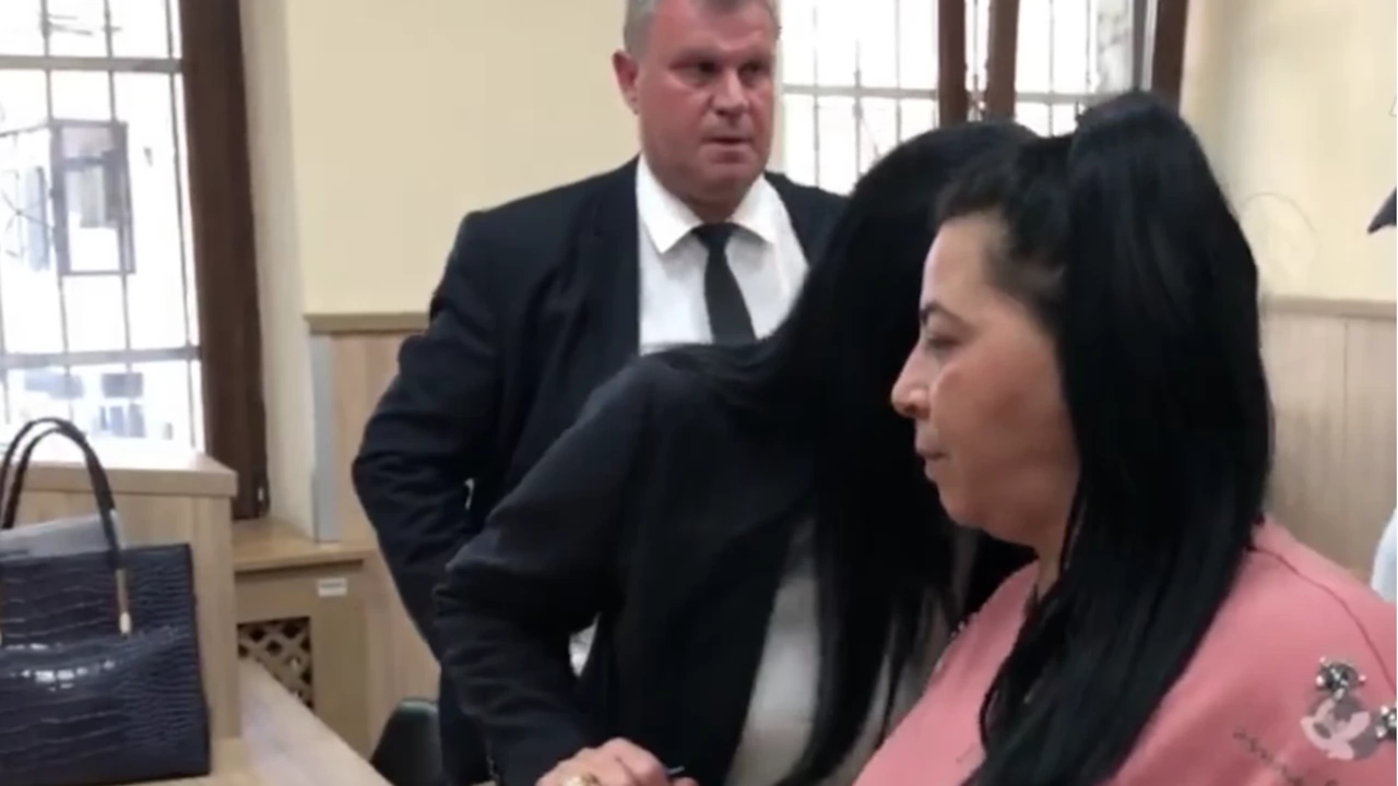42 годишната Анка Михайлова обвинена че е пребила осиновената си дъщеря