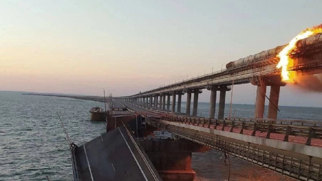 Взривяването на моста който свързва Крим с континентална Русия е