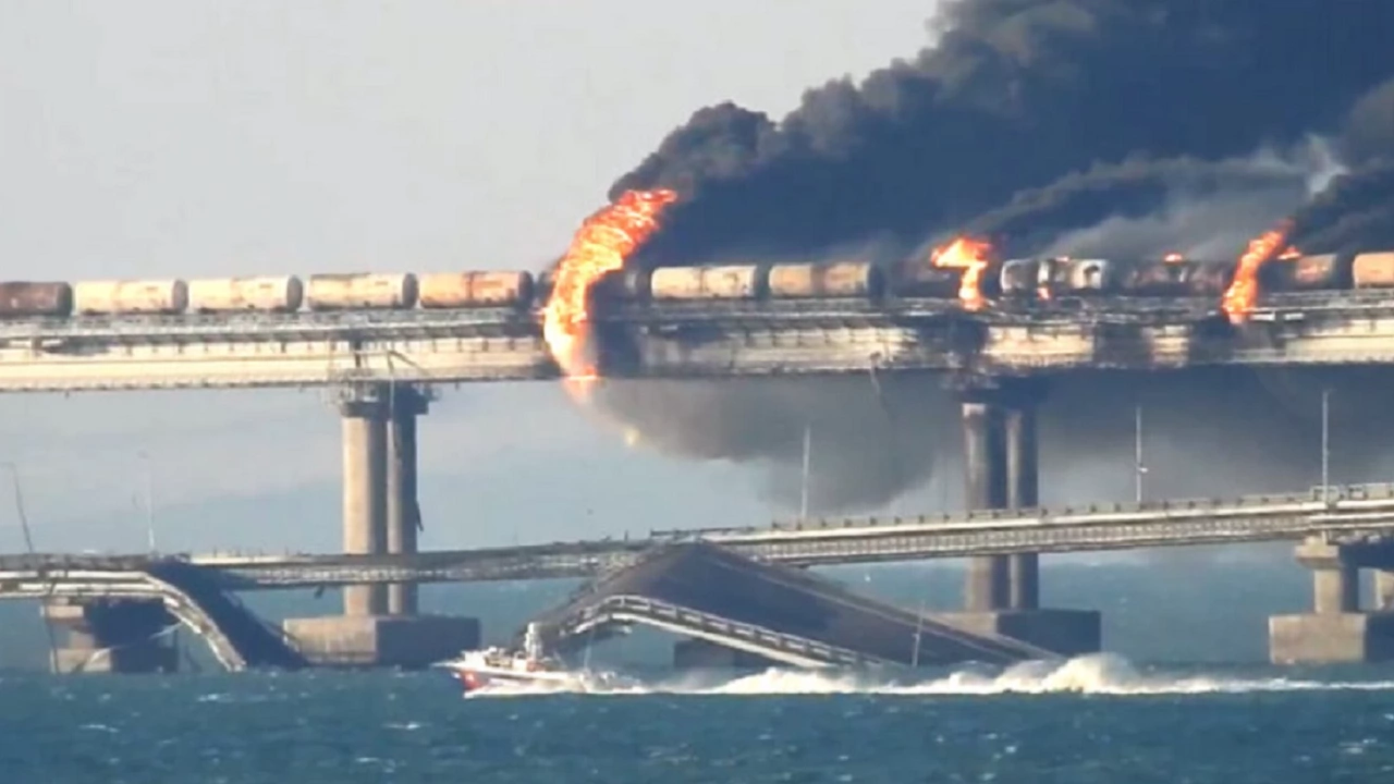 Сателитни снимки заснеха щетите след експлозията на Кримския мост в събота  Мостът е ключов