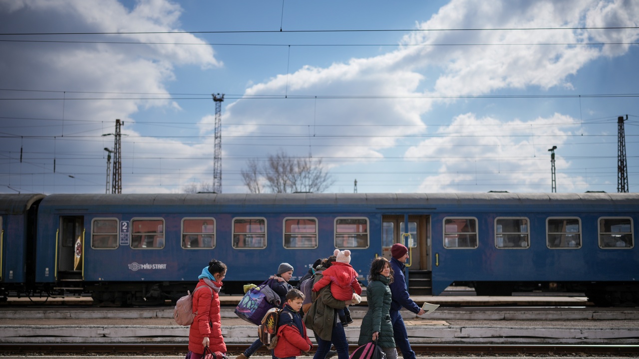 ЕС удължава временната закрила за украинските бежанци поне до 2024 г.