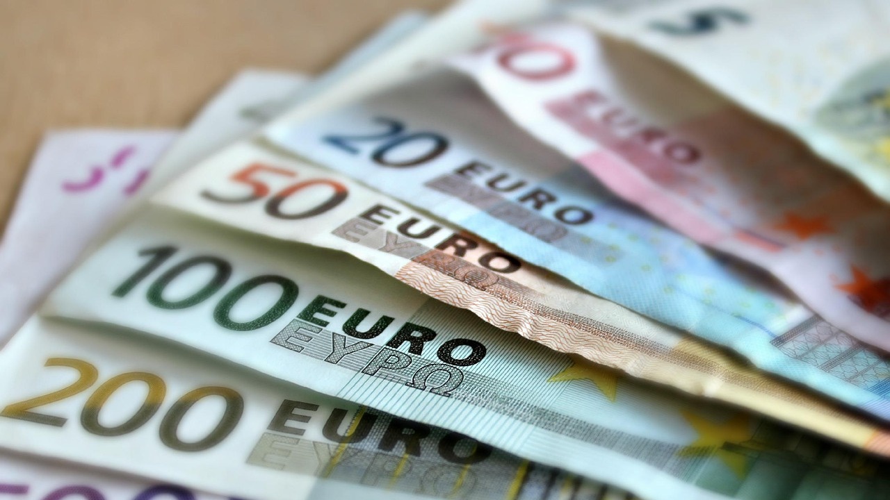 Курсът на еврото днес остана на нива, близки до минимума