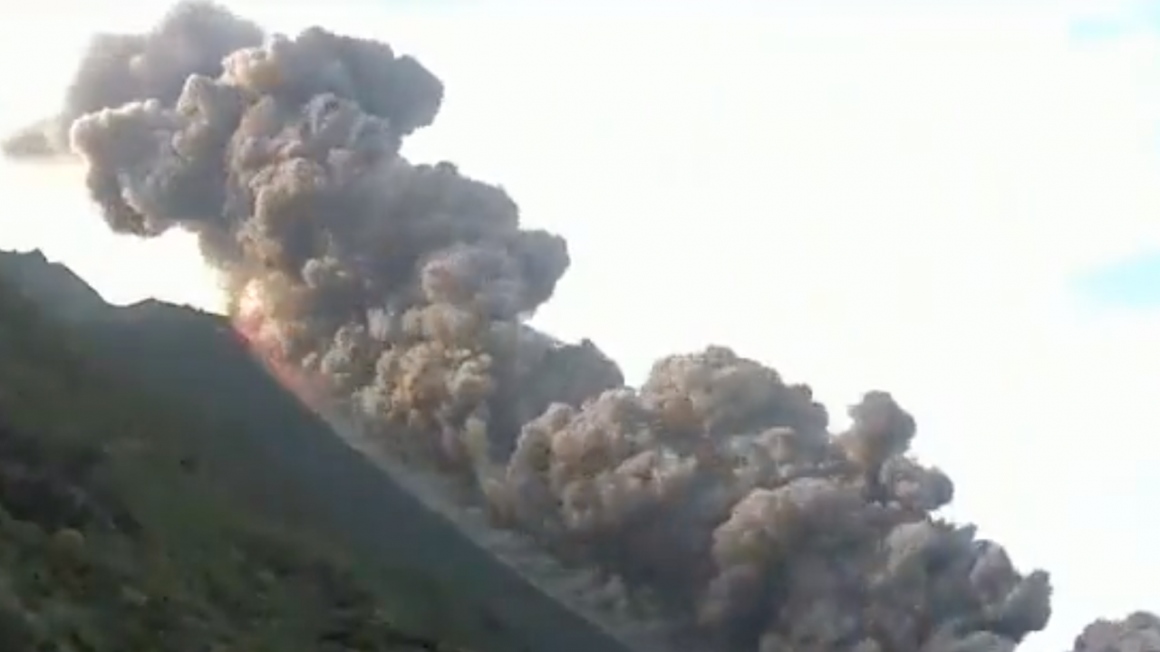 Вулканът Стромболи, намиращ се на едноименния италиански остров, изригна в