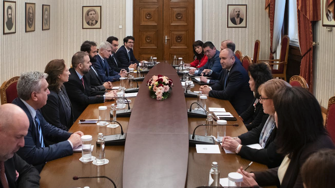 Президентът разговаря с Атанас Пеканов и представители на Експертния съвет за икономически анализи в България