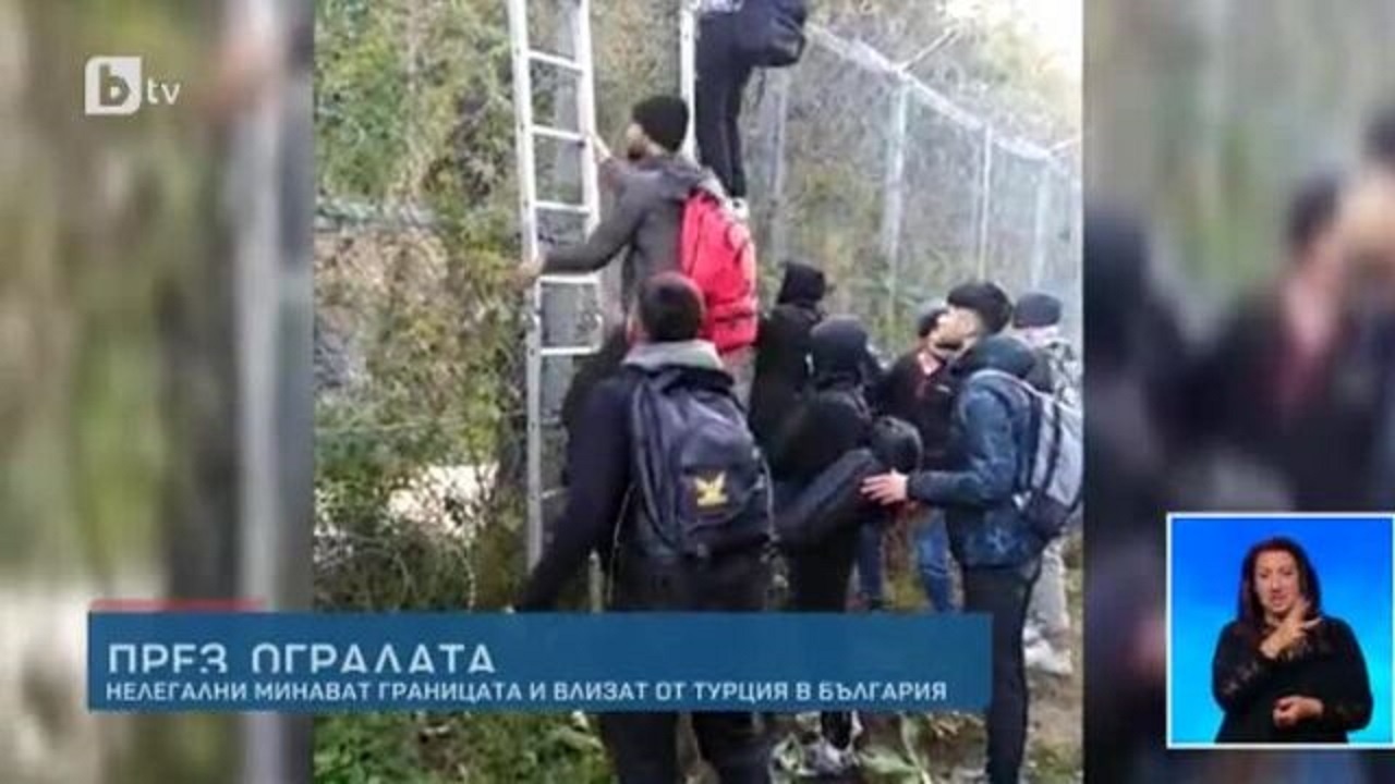 Шок:  Мигранти прескачат със стълба оградата на границата