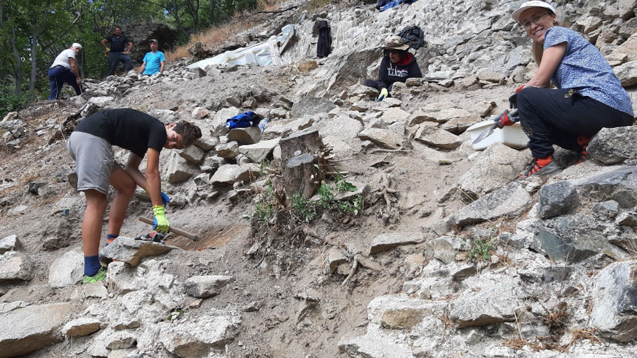 Археолози откриха части от стенописи при разкопки край Твърдица