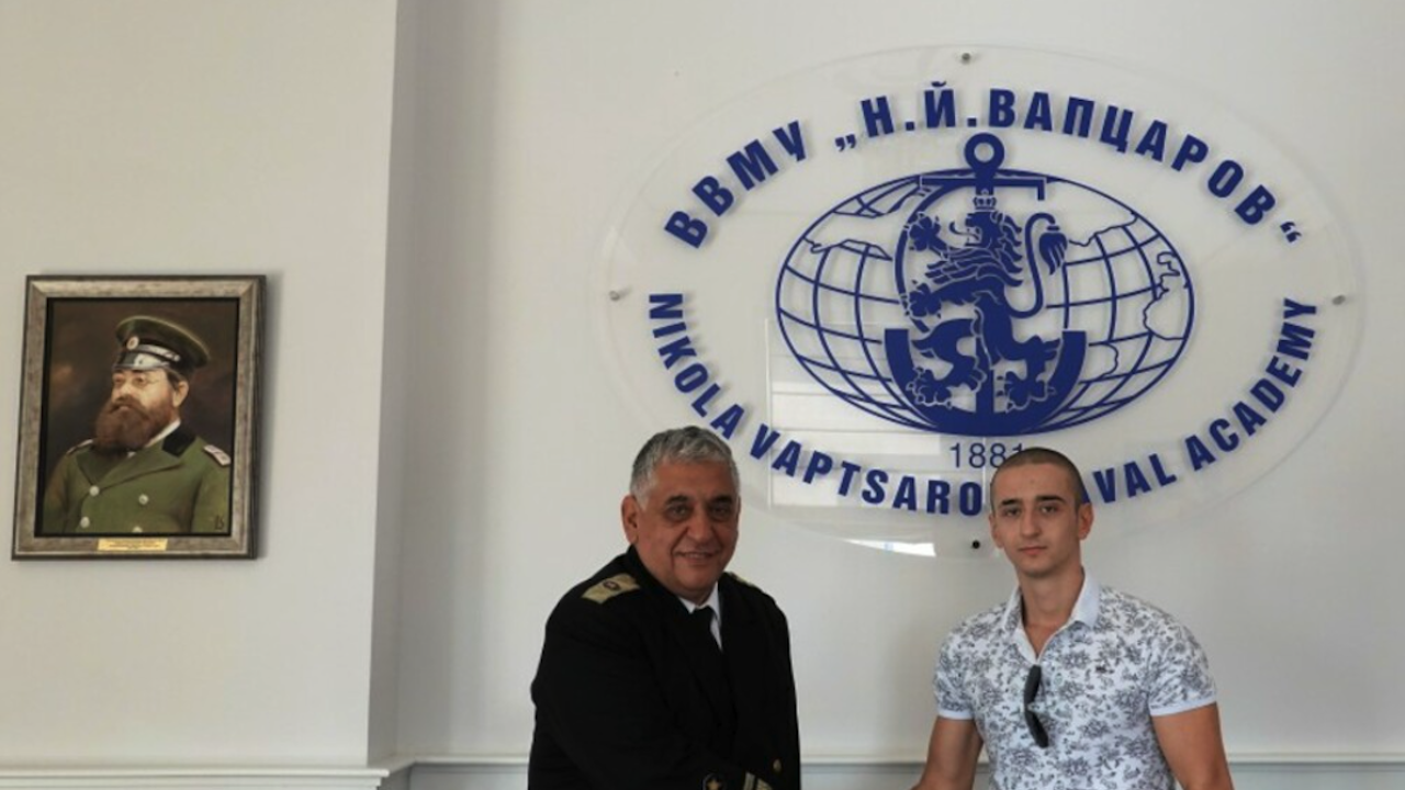 Началникът на Военноморското училище във Варна награди студент, спасил жена от удавяне