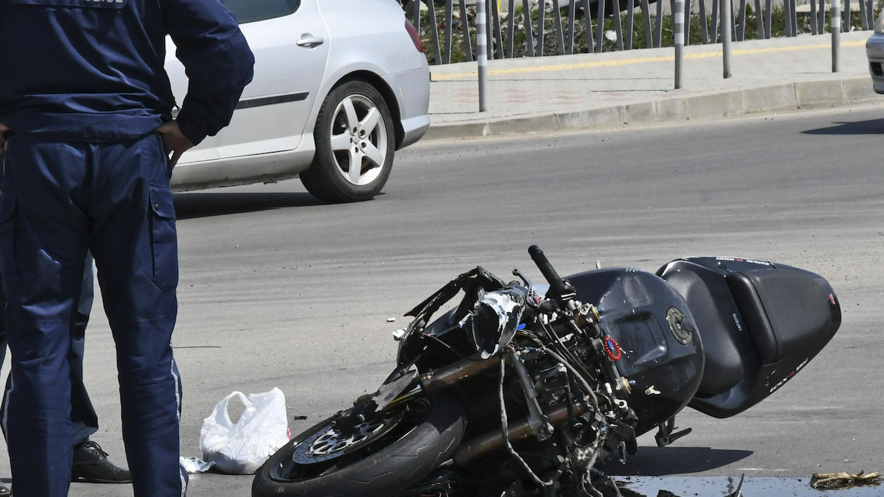 71-годишен шофьор помете моторист без книжка в Пловдив