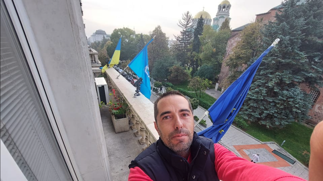 Столичният общинар, направил опит за сваляне на украинското знаме, подава оставка