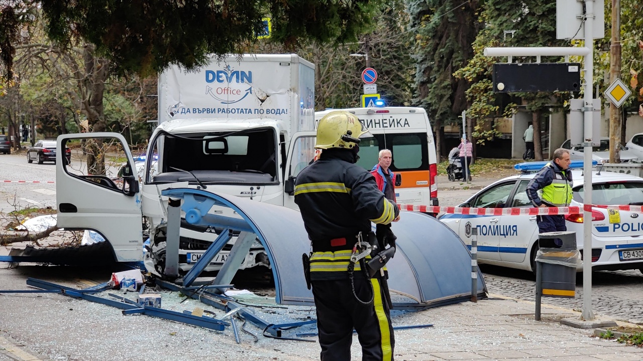Камион се вряза в спирка на градския транспорт в София.
При