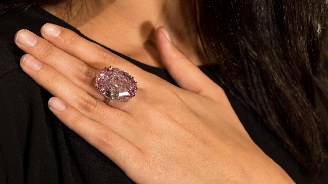 Розов диамант беше продаден за рекордните 57,7 млн. щатски долара в Хонконг