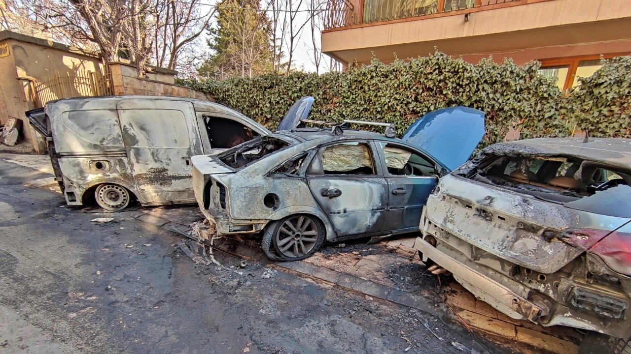 Вчера служители на пожарната във Враца са загасили горящ автомобил