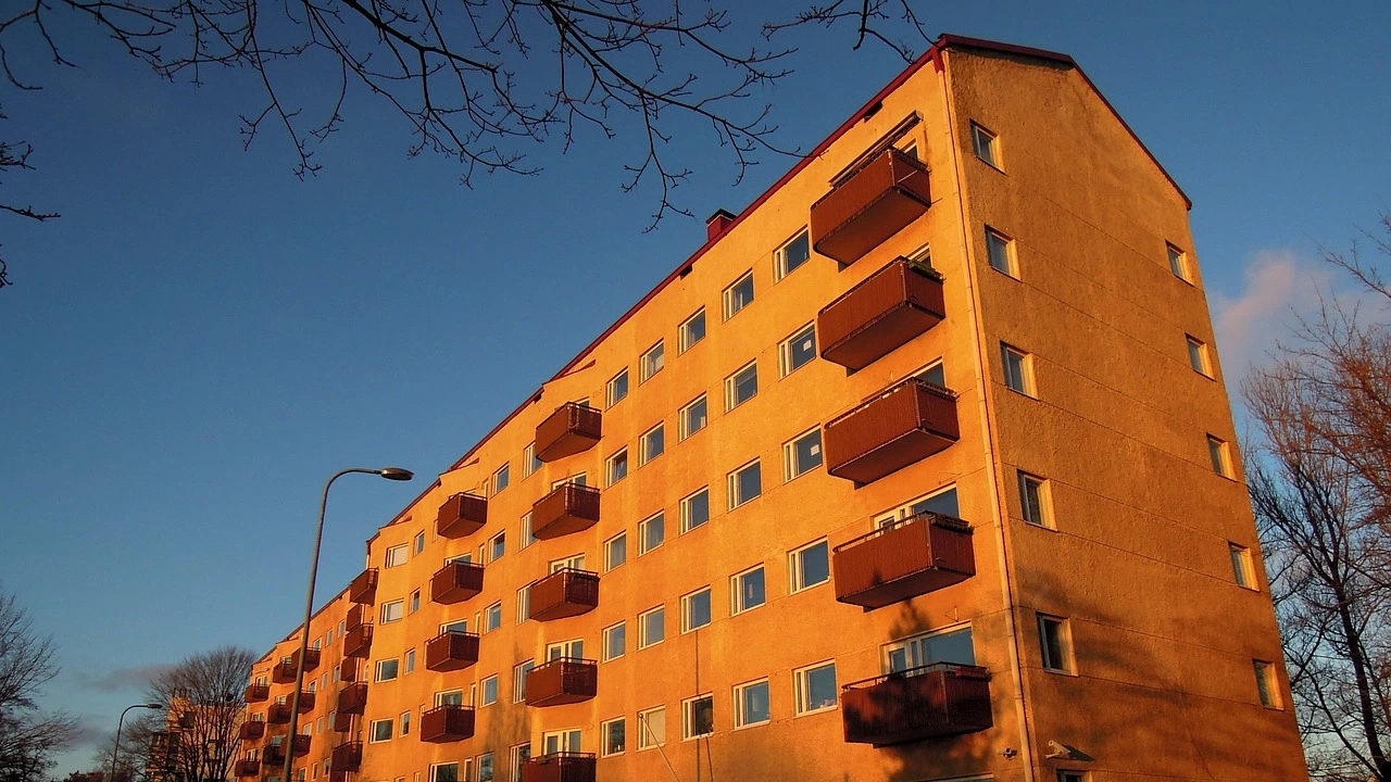 Двама работници заплашват да скочат от жилищен блок в Перник
