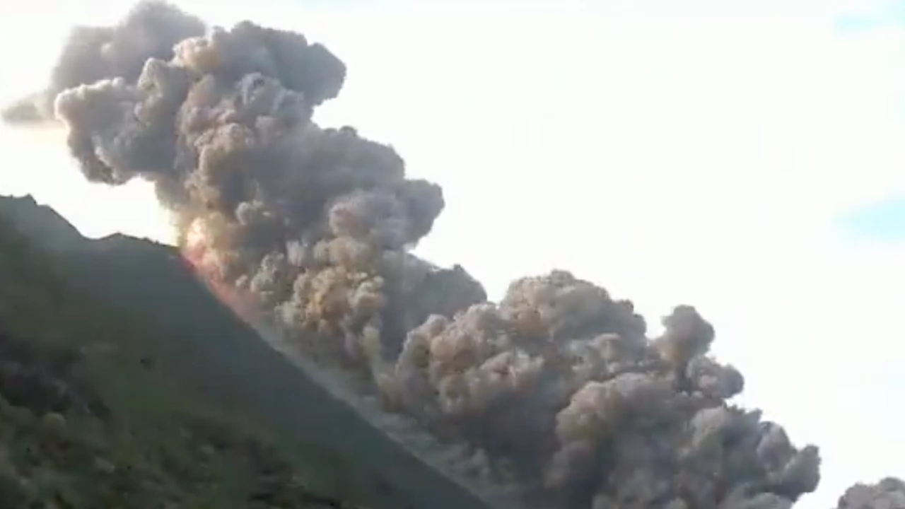 Вулканът Стромболи намиращ се на едноименния италиански остров изригна в