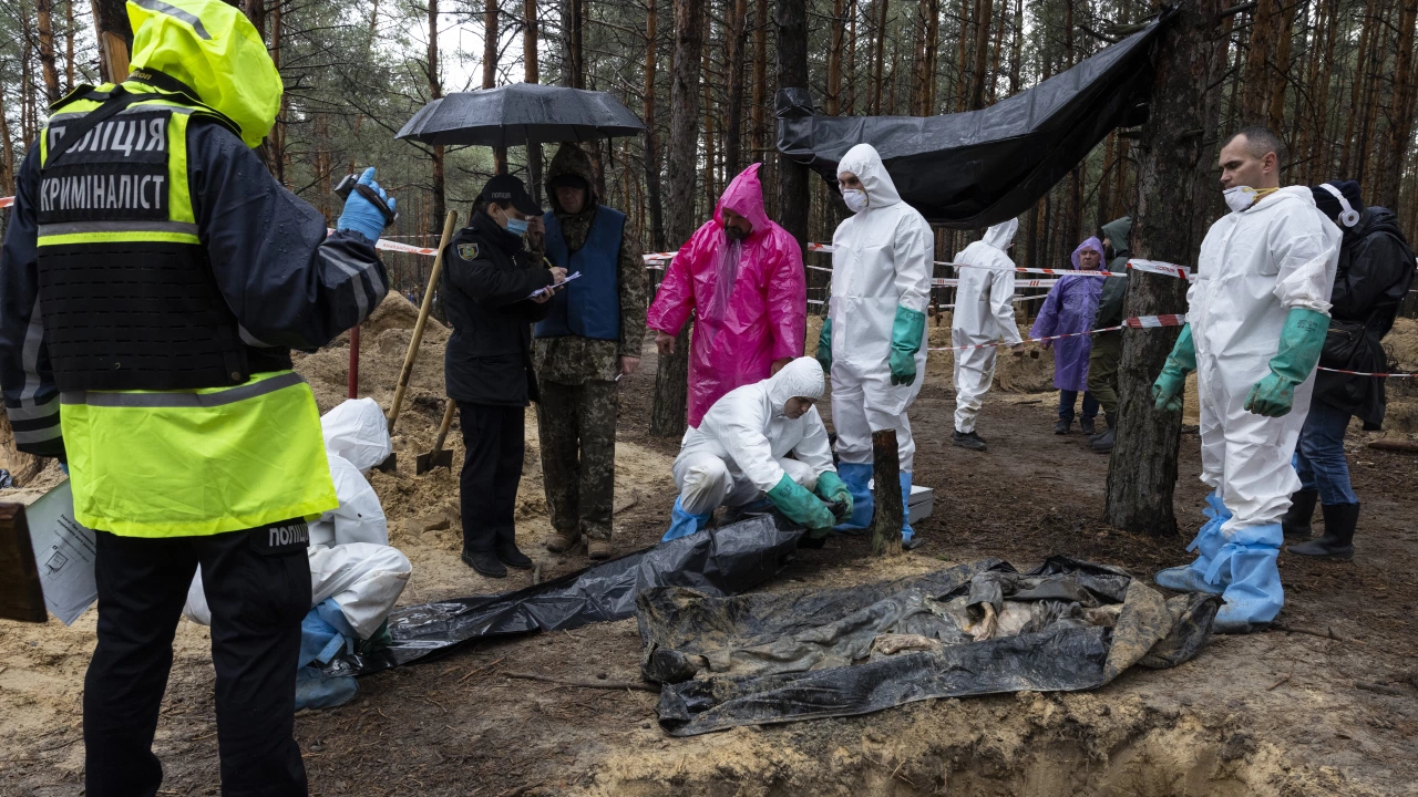 Украинските власти съобщиха снощи че са ексхумирали телата на десетки