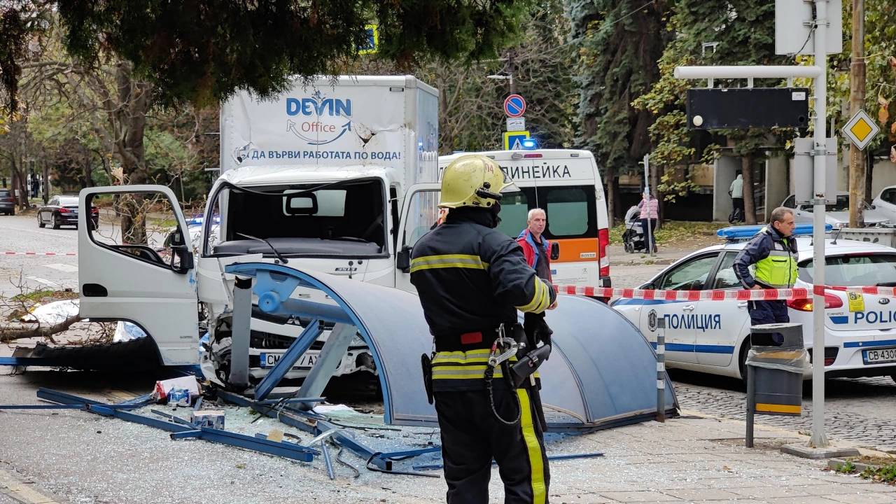 Камион се вряза в спирка на градския транспорт в София При