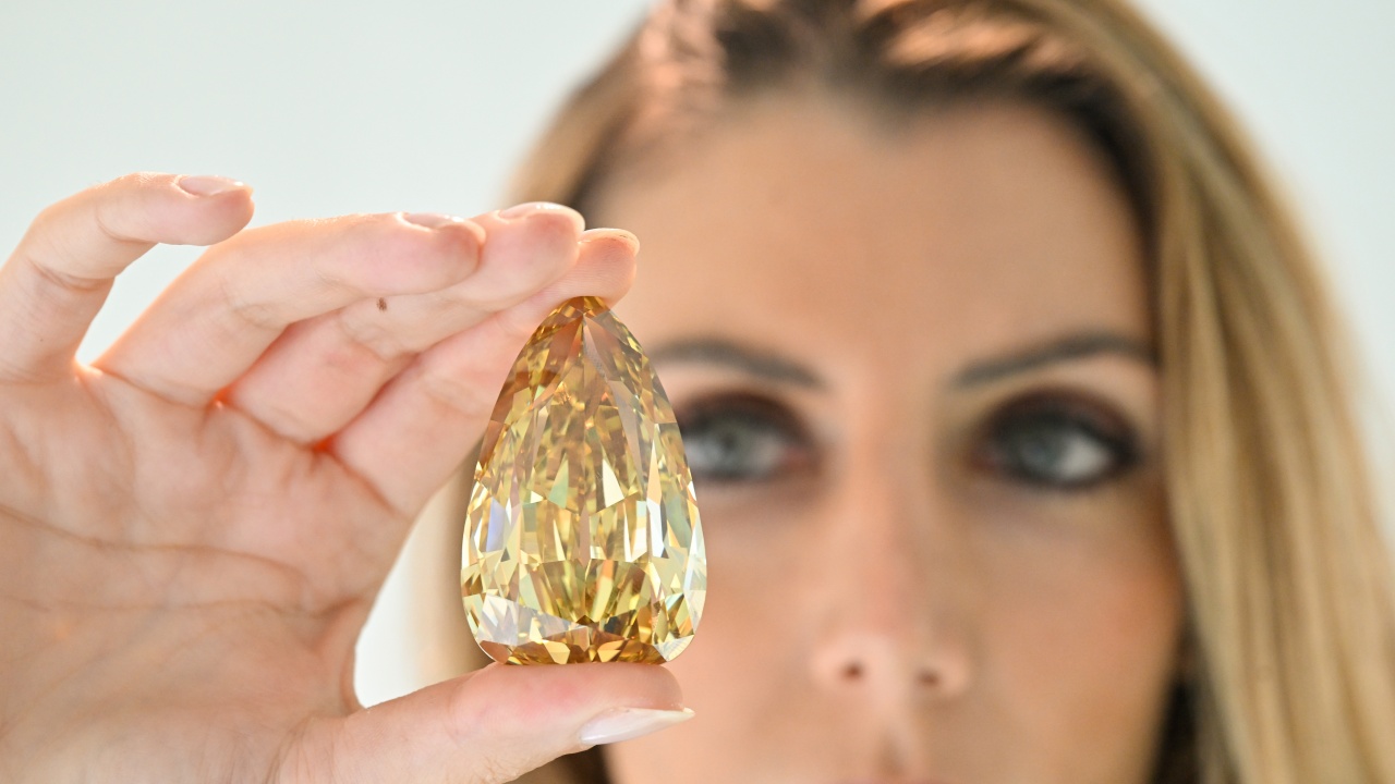 Един от най-големите жълти диаманти в света отива на търг