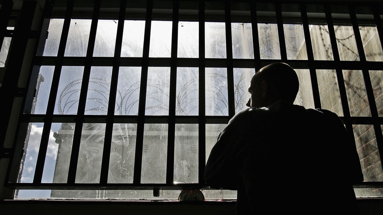 Затворнически омбудсман от Неапол продавал дрога и мобилни телефони зад решетките