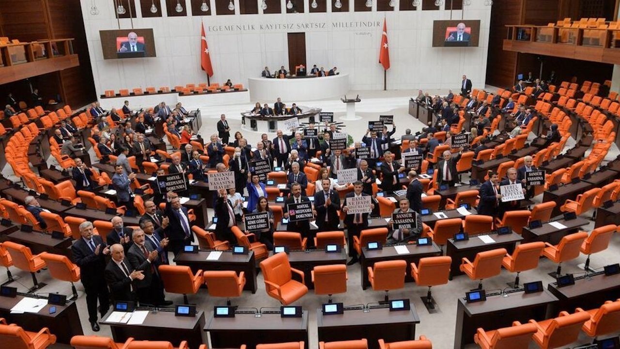 Най-голямата опозиционна сила в Турция поиска от Конституционния съд да