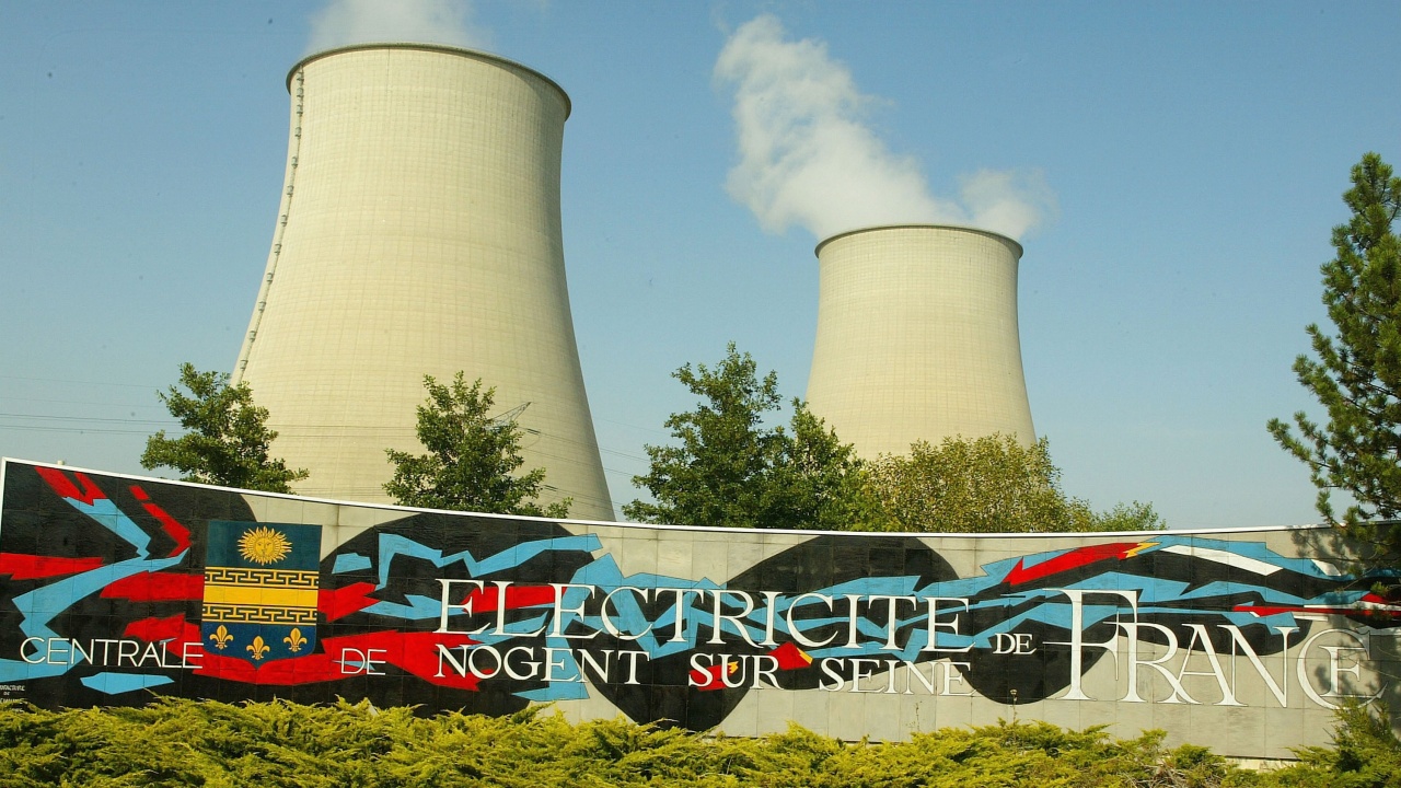 Стачки възпрепятстват работата на 1/3 от ядрените реактори във Франция