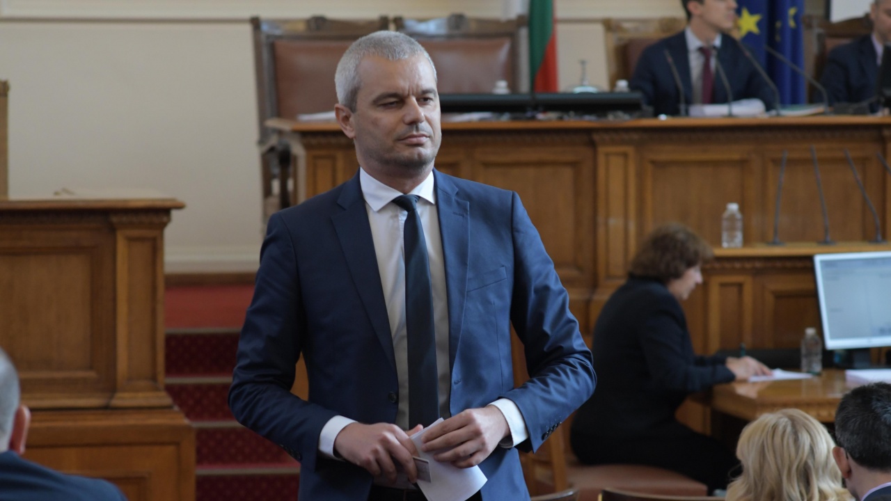 Депутати напуснаха залата при речта на Костадинов