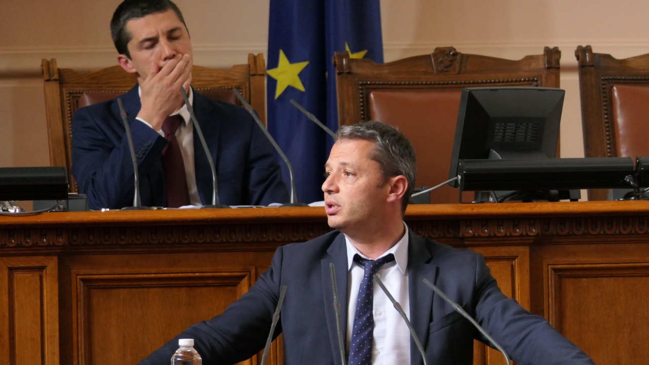 Делян Добрев: В парламента днес е като в детската градина