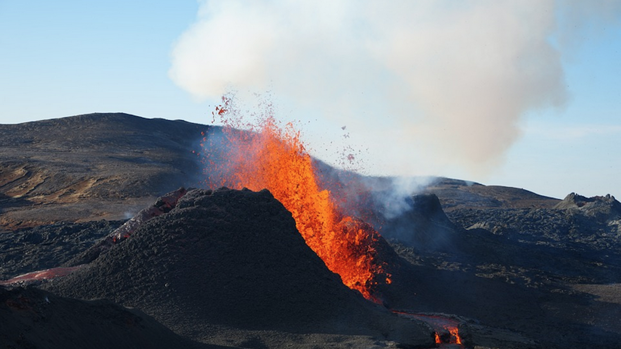 Недоловими тътнещи звуци, идващи от недрата на вулкан, могат да