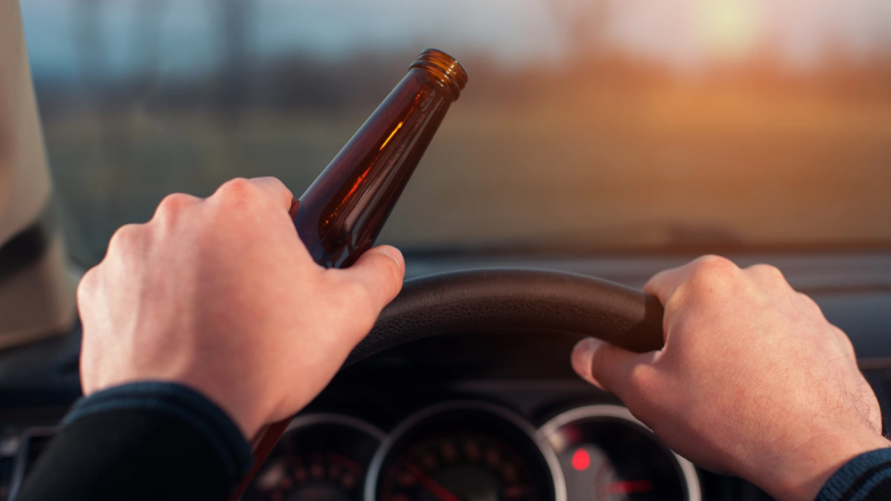 Пиян шофьор спря и се заключи в колата си на централен булевард във Варна