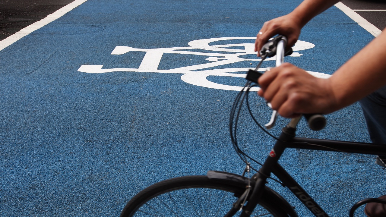Посред бял ден: Крадци задигат колело в столичен квартал