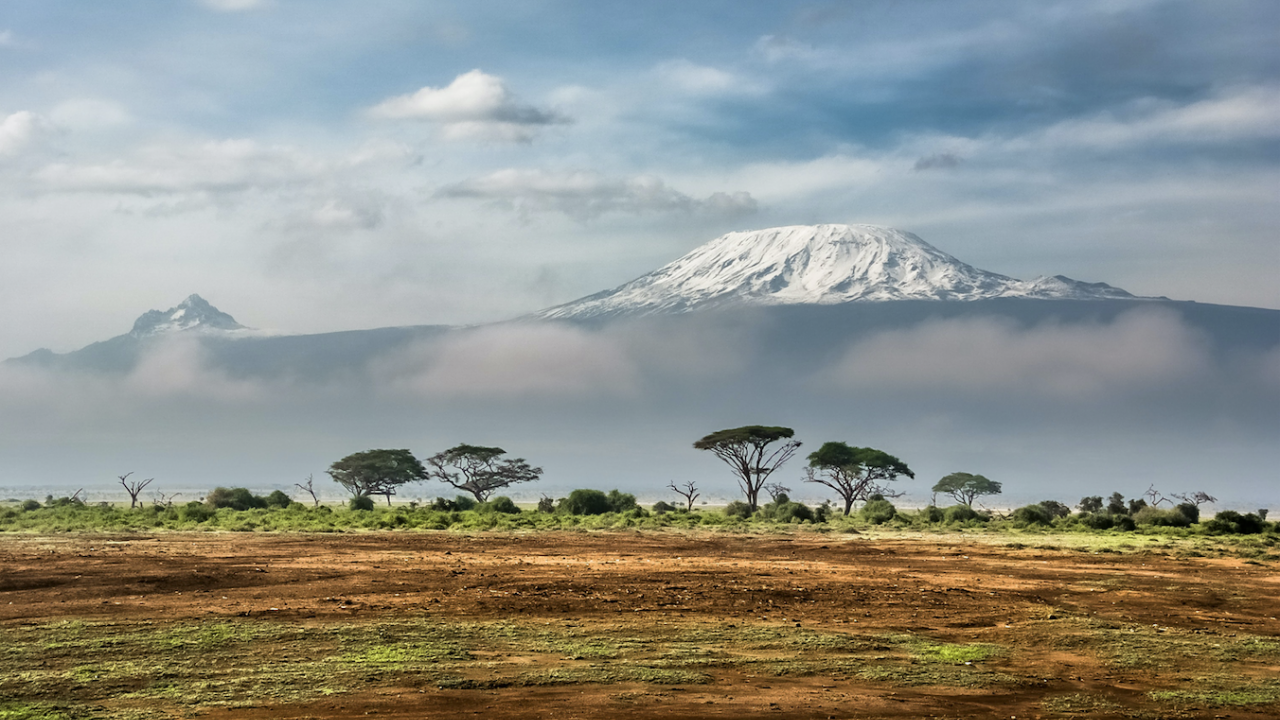 Пожар избухна на най-високия връх в Африка Килиманджаро