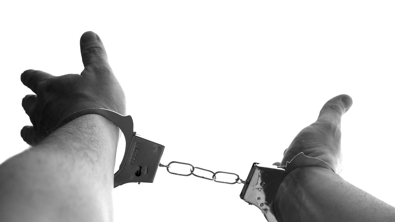  
37 годишен мъж е задържан за банкова измама съобщават от МВР Ловеч През