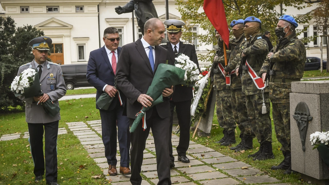 На 18 октомври вторник от 13 00 часа пред паметната плоча на загиналите парашутисти