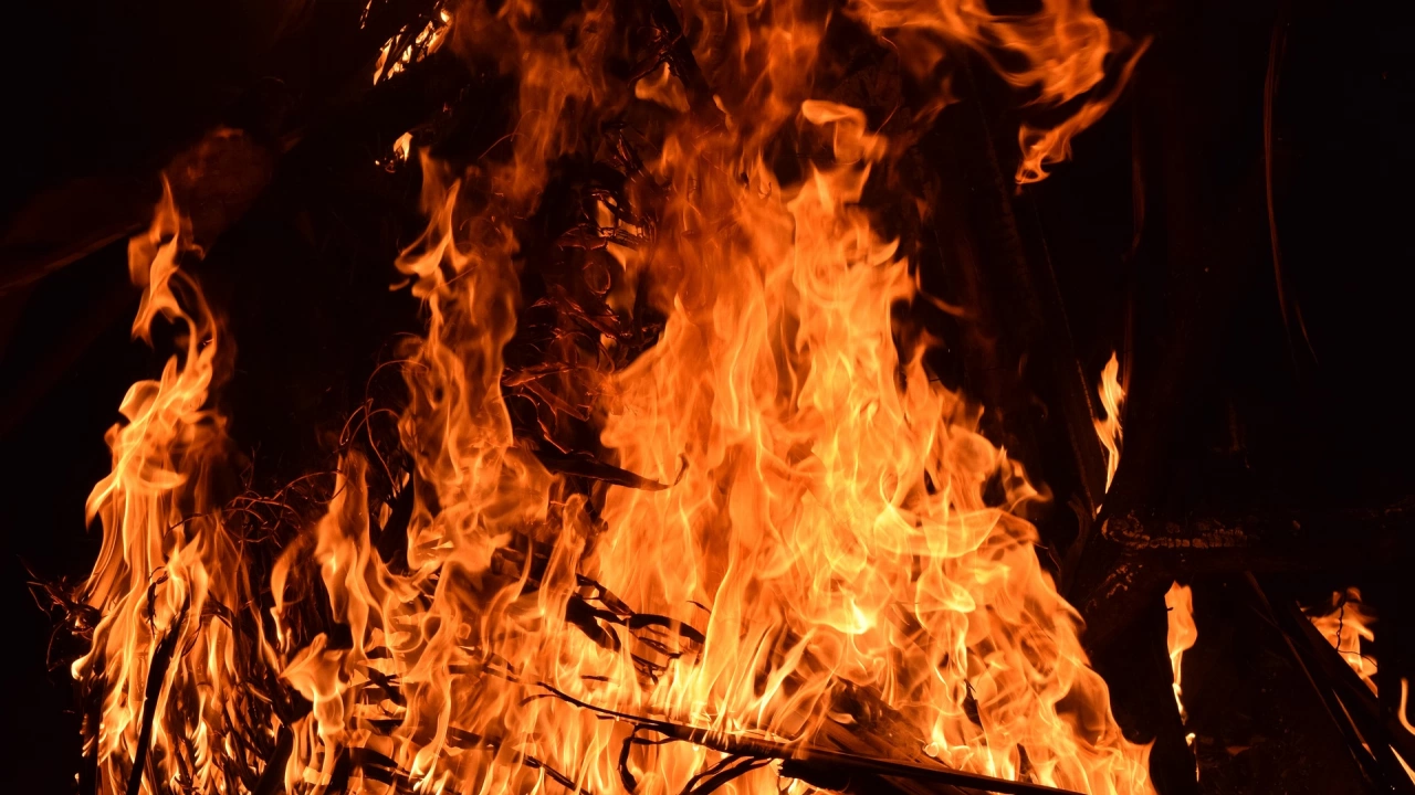  
Заради небрежна работа с огън е възникнал пожар в царевично стърнище в района