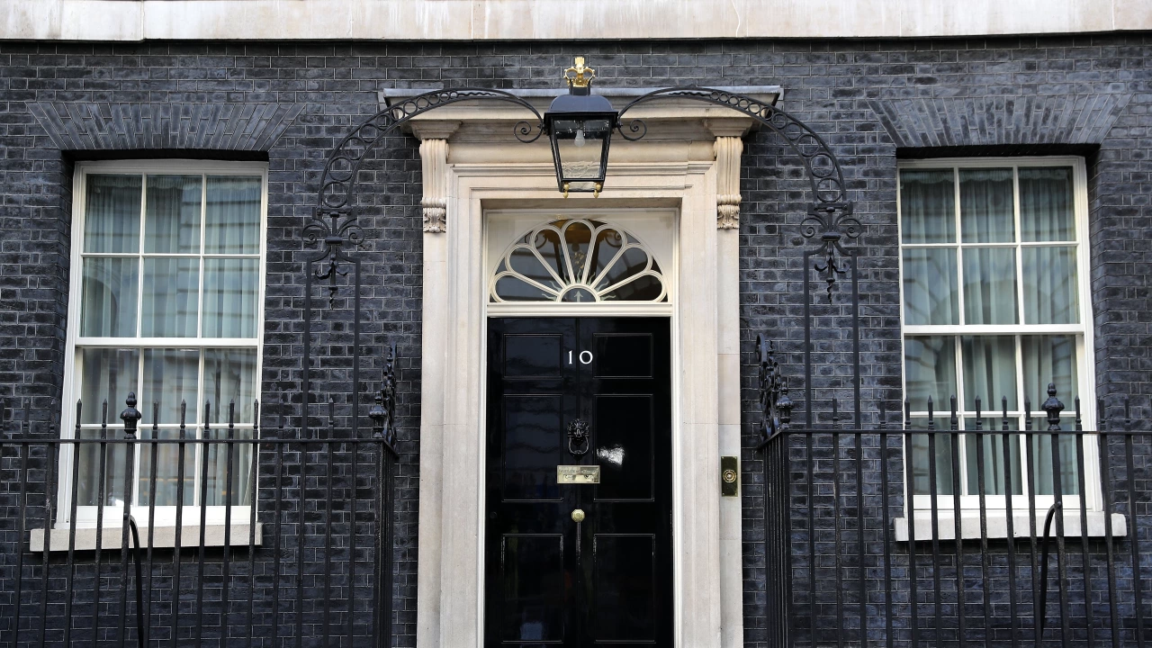 Блокираха резиденцията на британския премиер заради подозрителен пакет съобщава Ройтерс Полицията