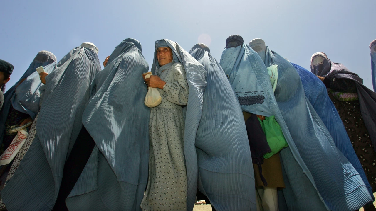 Група афганистански жени се събраха днес в Кабул за да