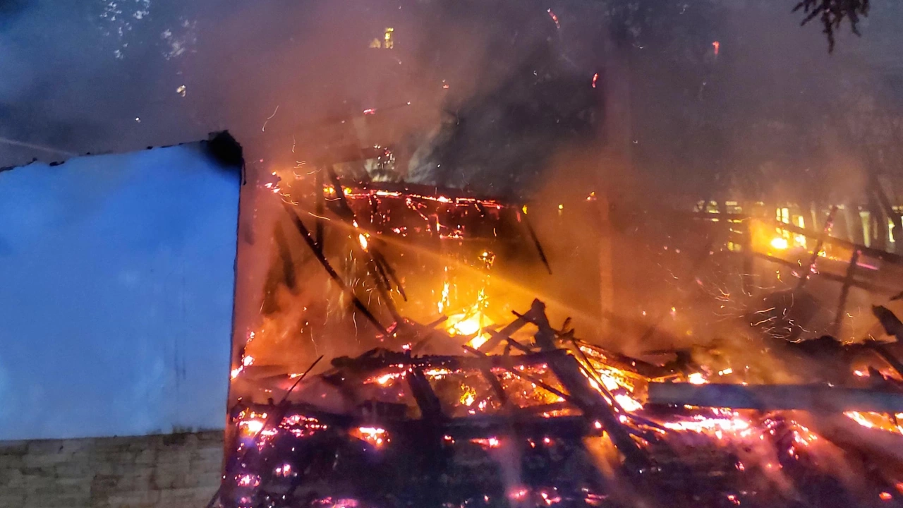 Пожар избухна в двора на бившия Механотехникум във Варна Това предаде
