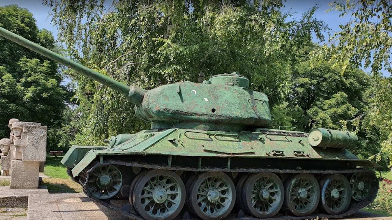 Надраскаха съветски танк от Втората световна война част от паметен