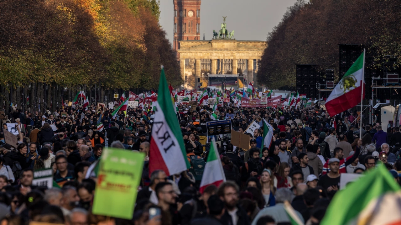 Десетки хиляди хора днес излязоха по улиците на Берлин в
