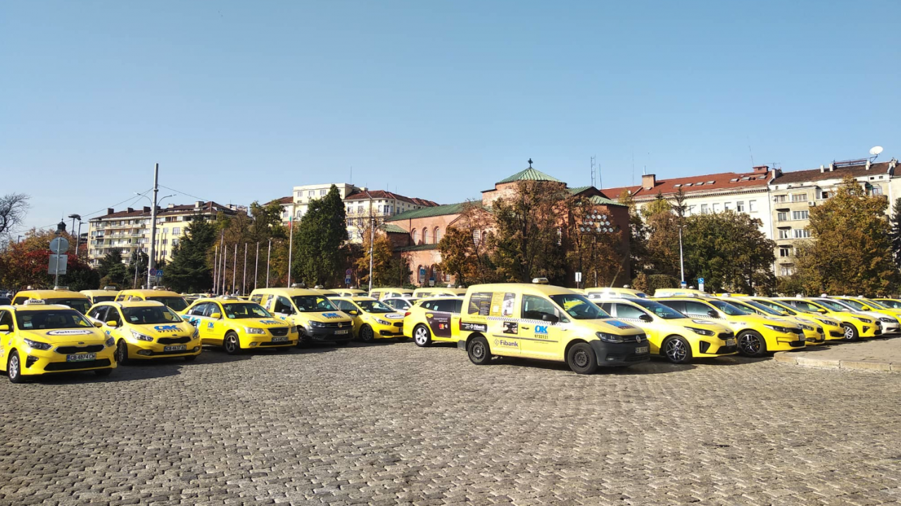 Таксиметрови шофьори излязоха на протест в центъра на София