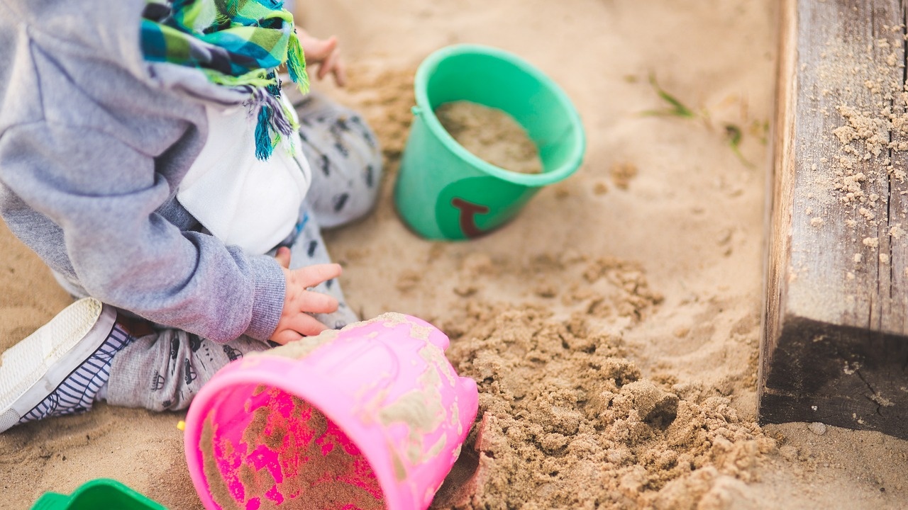 Защо мъже откраднаха пясък от детска площадка в София