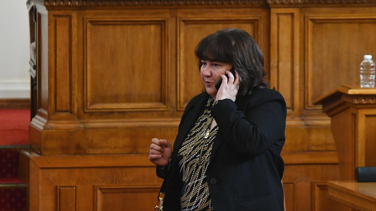 Министър Велкова: Опитът на държавата да поеме още 200 милиона лева заем се провали