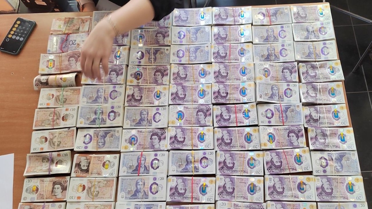 Недекларирана валута за над 280 бона откриха митничари