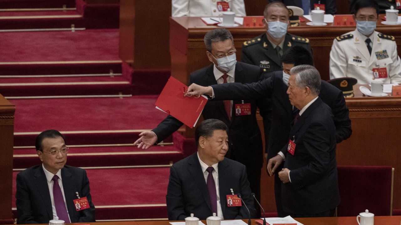 Принудителното извеждане на бившия китайски президент Ху Цзинтао от залата