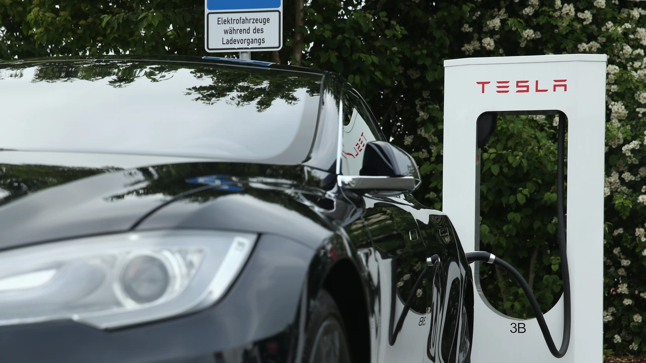 Американската автомобилна компания Тесла Tesla намали базовите цени на своите