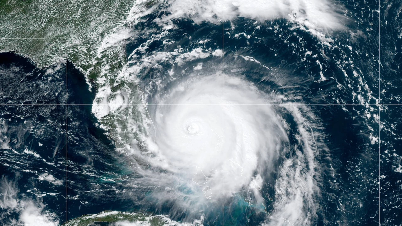 Ураганът Рослин премина през западния бряг на Мексико и спадна