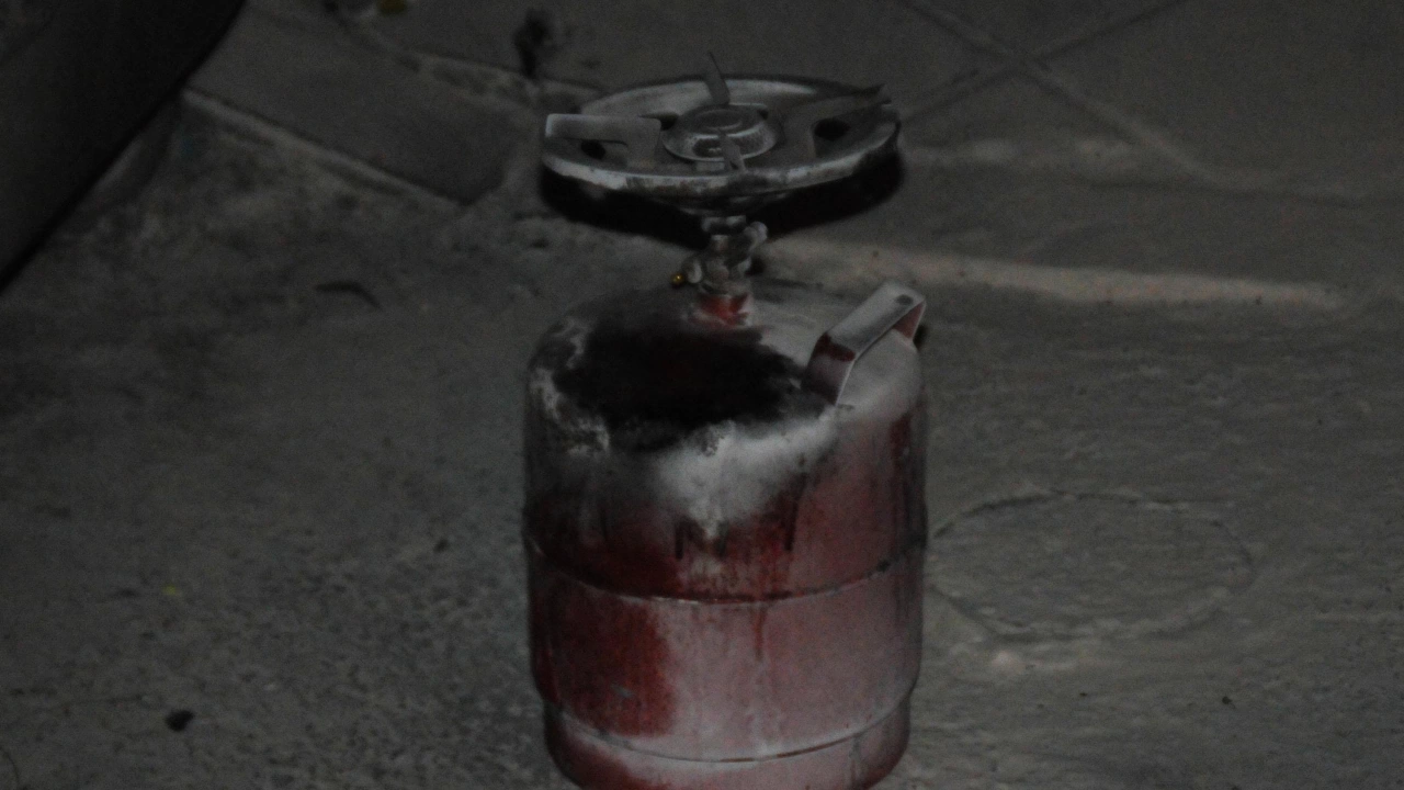 Неизправност в газова бутилка оставена на тераса стана причина за